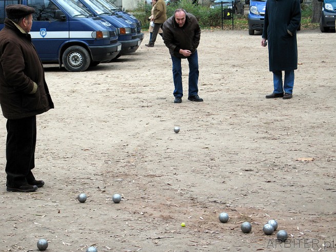 Bule (kule) - gra w kulki w Parku Saskim. Mała żółta kulka to cel. Francuska ...