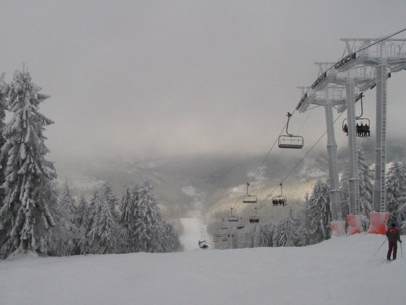 Nowy wyciąg narciarski na Lalykach, 6-cio osobowa szybka kanapa na przemian z gondolkami.