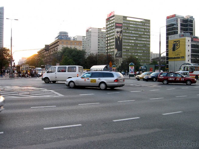 Skrzyżowanie Marszałkowska / Świętokrzyska często jest blokowane przez kierowców ...