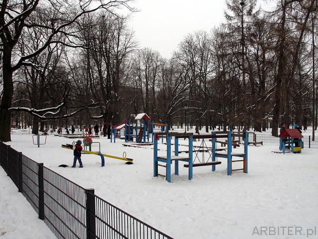 Nawet zimą dzieci bawią się na placu zabaw