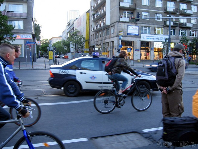 Pierwsza próba interwencji policji - jeden radiowóz kontra 1000 rowerów.