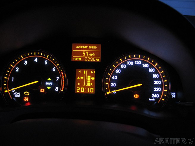 Widoczny przy prędkościomierzu znak P - czyli hamulec ręczny. Avensis ma elektryczny ...