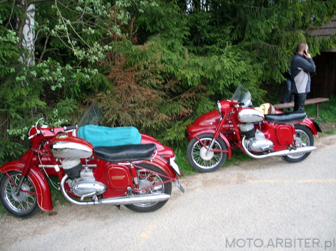 Motocykl Jawa z wózkiem - w czerwieni