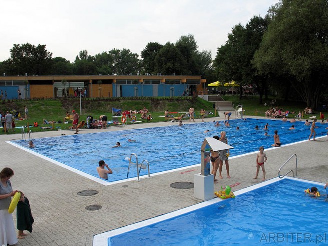 Widok basenu. Odkryty basen w Warszawie