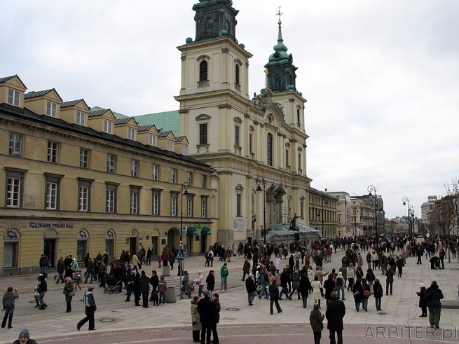 Krakowskie Przedmieście i Kościół Św. Krzyża. Po remoncie ulica wygląda zupełnie ...
