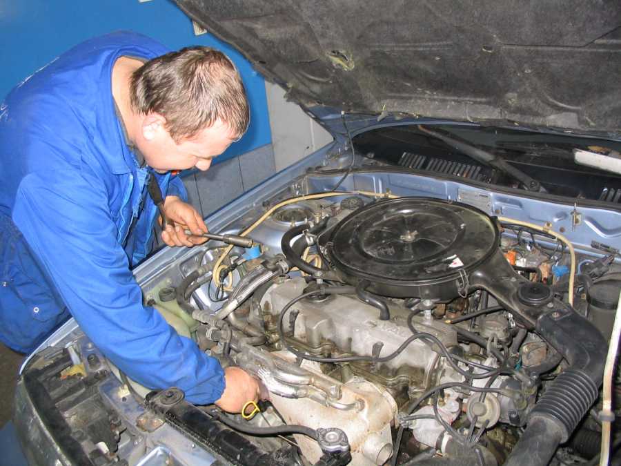 Samochód w serwisie. P. Waldek wymienia świece zapłonowe w Mazda 626 2.0 12V. ...