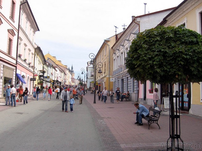 Banská Bystrica i Niskie Tatry (Niżne Tatry). Banska Bystrica jest miasteczkiem ...