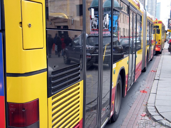 Czerwono żółty dizel Autobus ZTM