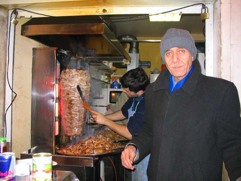 Kebab ul Świętokrzyska przy kinie Bajka. Zjadliwy kebab w city od tego Syryjczyka