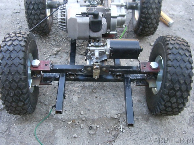 Zamontowany silnik skręcający koła - pochodzi z napędu samochodowych wycieraczek. ...