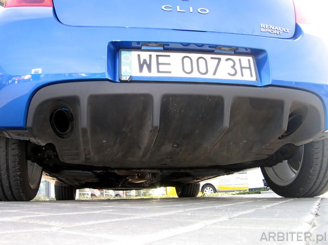 Dyfuzor w Renault Clio Sport. 2 rury wydechowe i szerokie opony prezentują się cool