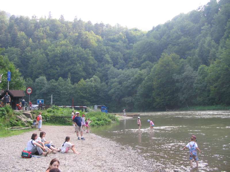 Nad Dunajcem - widać z lewej granicę Szczawnica/Leśnica Bachory sie pławią ...
