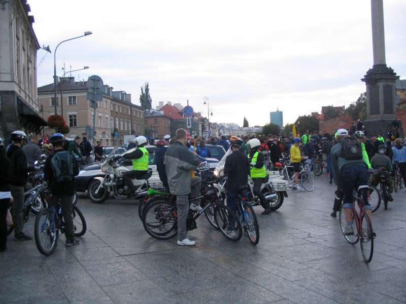 Policja oczekuje na wyjazd kolumny rowerzystów