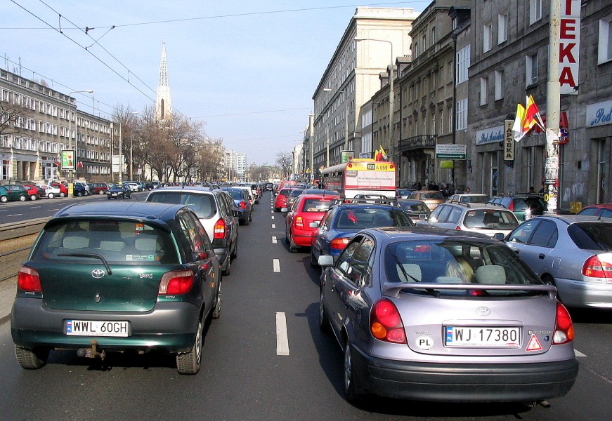 Warszawa - ruch miejski. Samochody stoją w korku