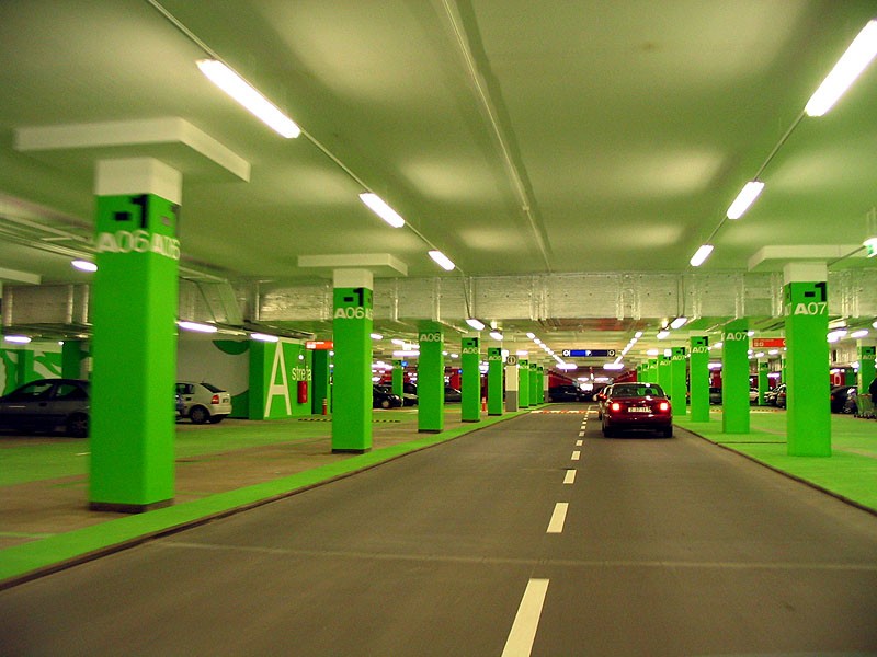 Kolorystyka parkingu przyjemna dla oka. Zielono.