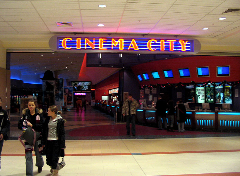 Cinema City kino wieloekranowe. Dużo czipsów, kola i żarcie przed ekranem