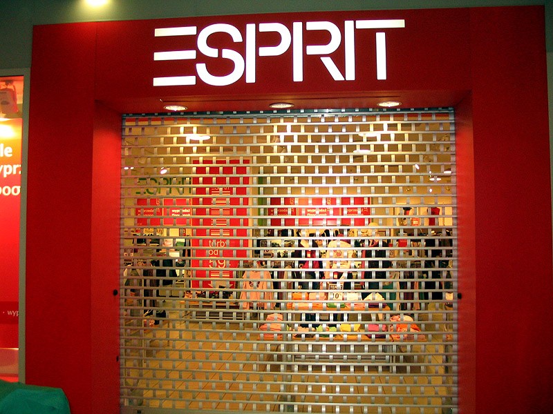 Esprit jak i inne sklepy zamknięto o 22